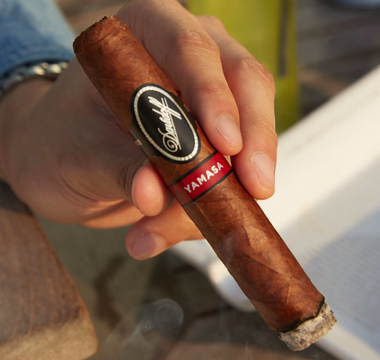 Unwind in Style: Discover Davidoff Black Band Cigar Pairings at Top Town American Bar