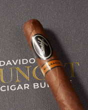 
                      
                        Load image into Gallery viewer, Davidoff Nicaragua Robusto Cigar Bundle (Uncut)
                      
                    