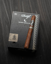 
                      
                        Load image into Gallery viewer, Davidoff Escurio Corona Gorda
                      
                    