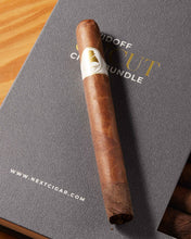
                      
                        Load image into Gallery viewer, Davidoff Winston Churchill &quot;The Original Series&quot; Toro Cigar Bundle (Uncut)
                      
                    